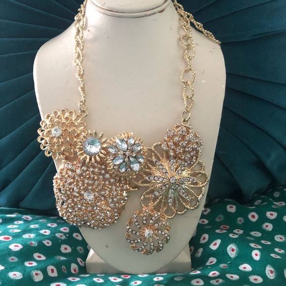 Stunning gold statement necklace - Picture 2 of 3